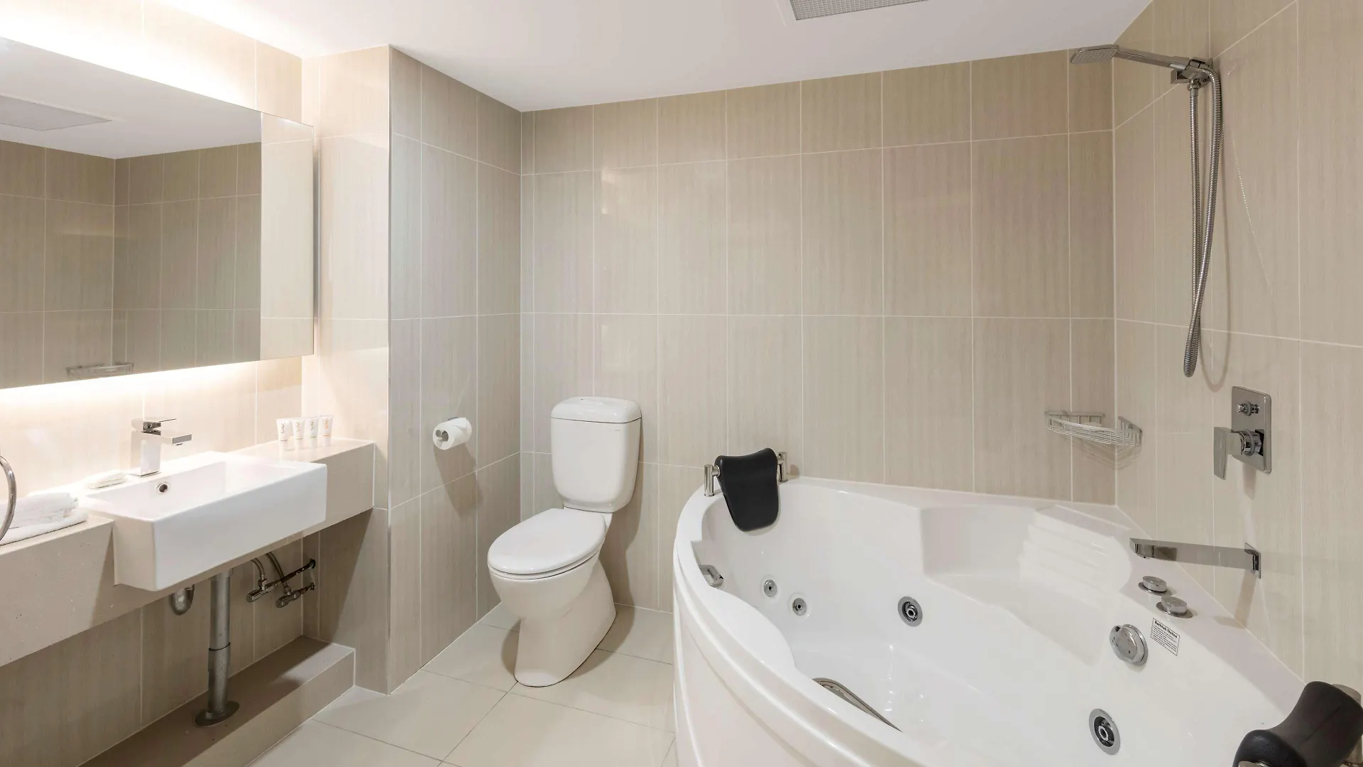 ****  Hotel Diana Brisbane Australia